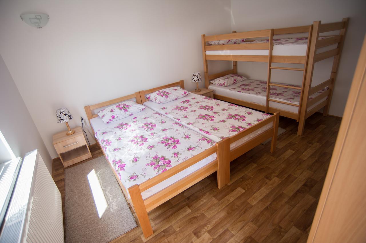 Hostel Larisa Banja Luka Exteriör bild