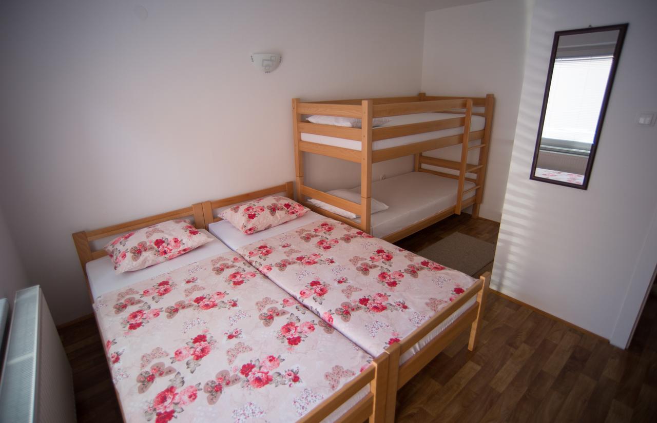 Hostel Larisa Banja Luka Exteriör bild