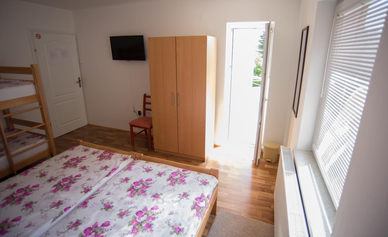 Hostel Larisa Banja Luka Exteriör bild
