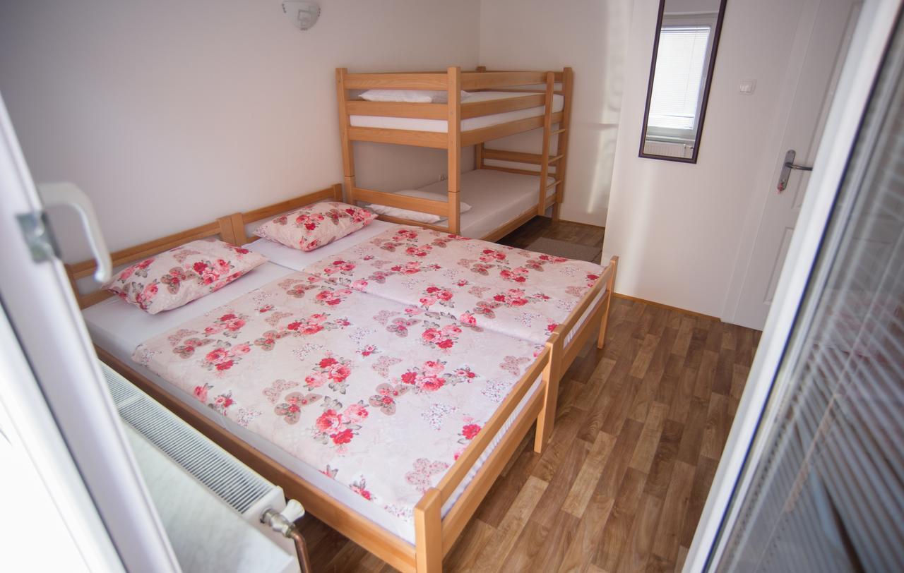 Hostel Larisa Banja Luka Exteriör bild